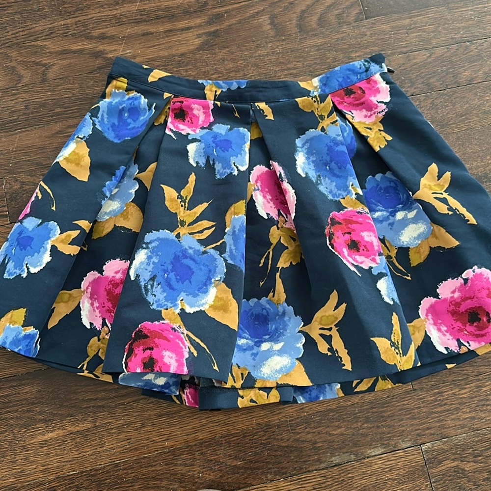 Medium Forever 21 teen skirt so cute - marked 27 on inside - great condition